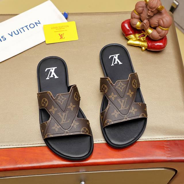 工厂价 ，Loui Vuitto 高端顶级原单拖鞋 Size：38-45。颜色：多色可选！全新系列 进口原版lv， 小牛皮制作 高档舒适 Pu原版两层大底轻盈耐